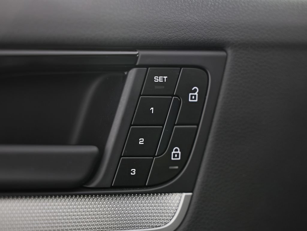 Used 2024 Porsche Cayenne AWD/4WD image 19