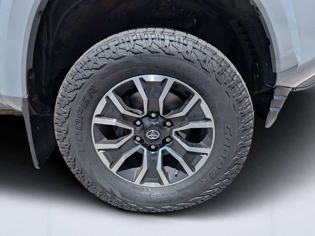 Used 2020 Toyota Tacoma TRD Sport w/ Technology Package AWD/4WD image 10