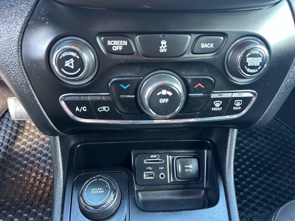 Used 2016 Jeep Cherokee Latitude w/ Cold Weather Group AWD/4WD image 22