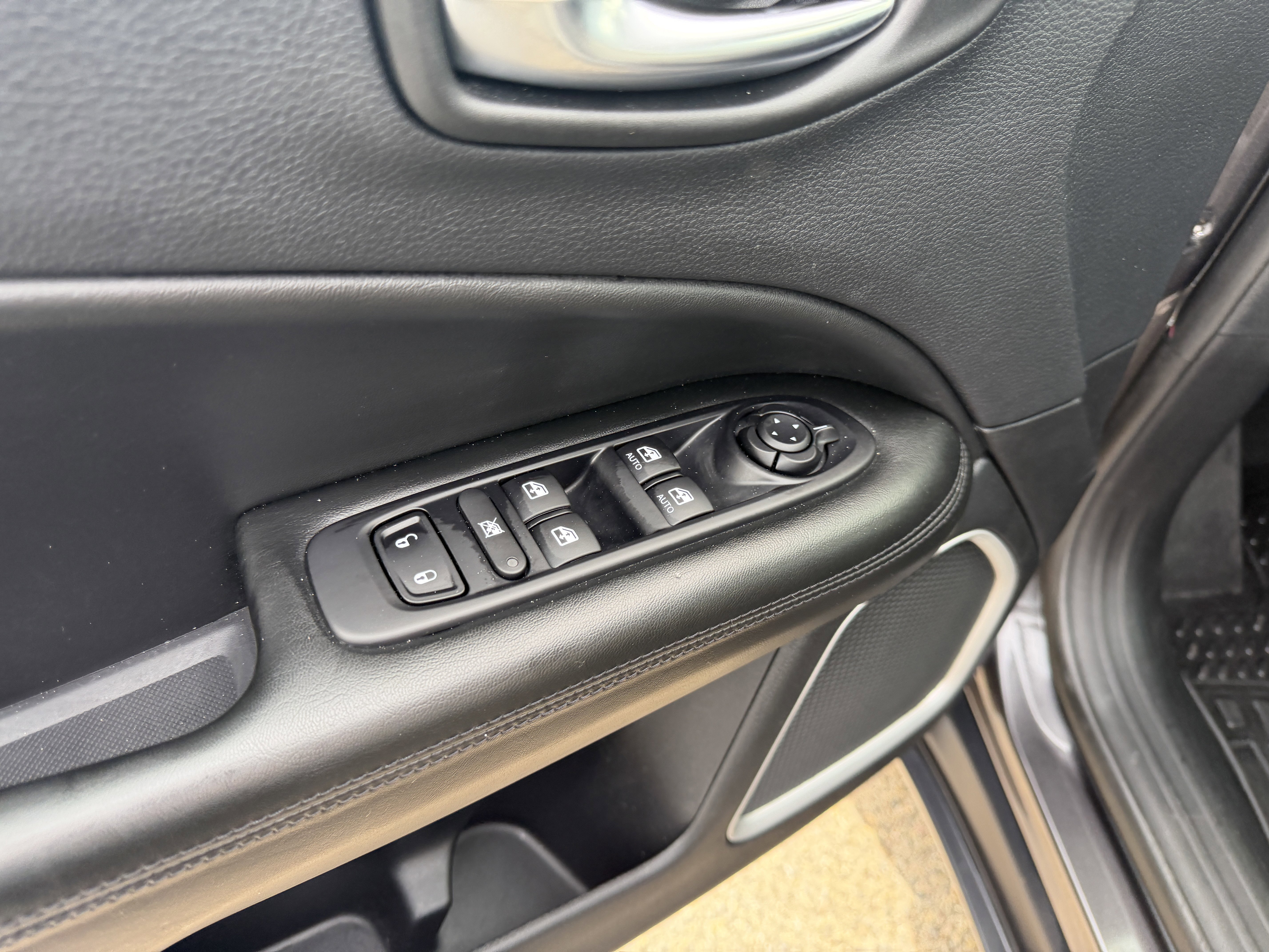Used 2020 Jeep Compass Latitude FWD image 19