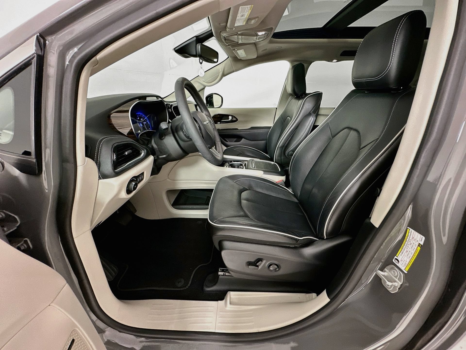 Used 2023 Chrysler Pacifica Limited w/ Uconnect Theater Family Group AWD/4WD image 21