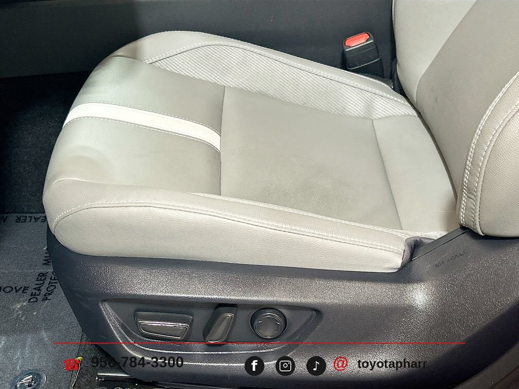 Used 2025 Toyota Camry SE w/ Convenience Package FWD image 17