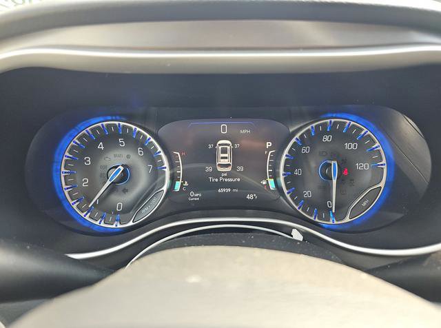 Used 2023 Chrysler Pacifica Touring-L image 17