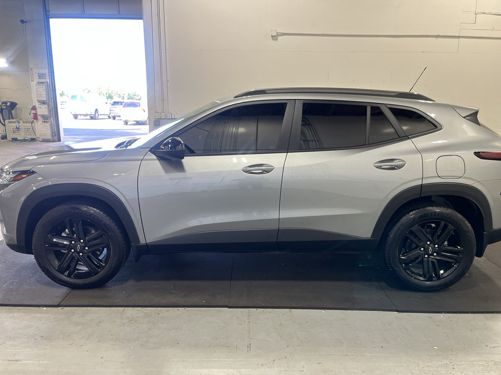 Used 2025 Chevrolet Trax ACTIV w/ Sunroof Package FWD image 9