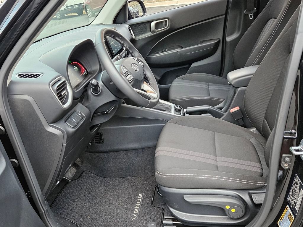 Used 2025 Hyundai Venue SEL image 9