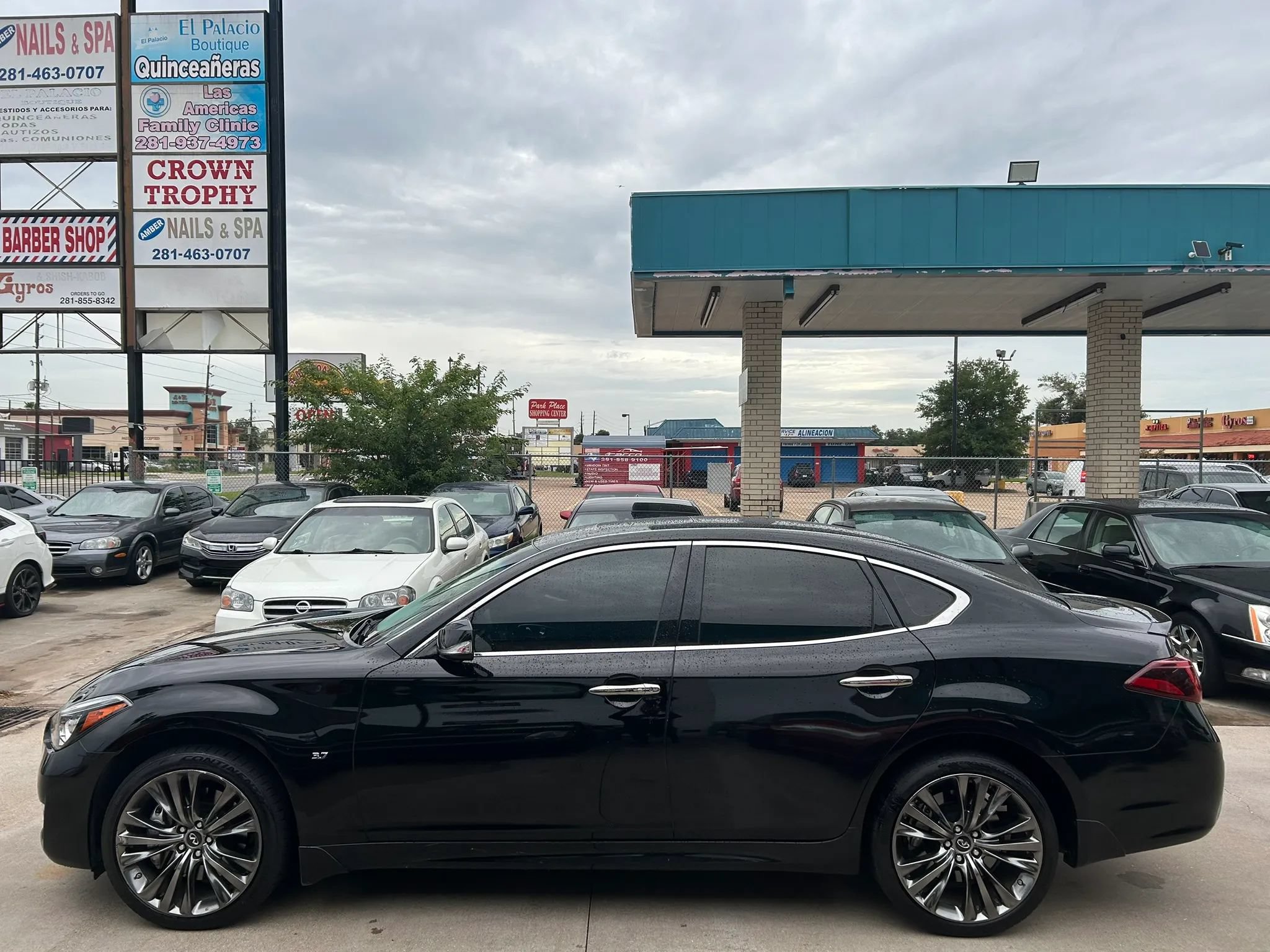 Used 2017 INFINITI Q70 3.7 AWD/4WD image 2
