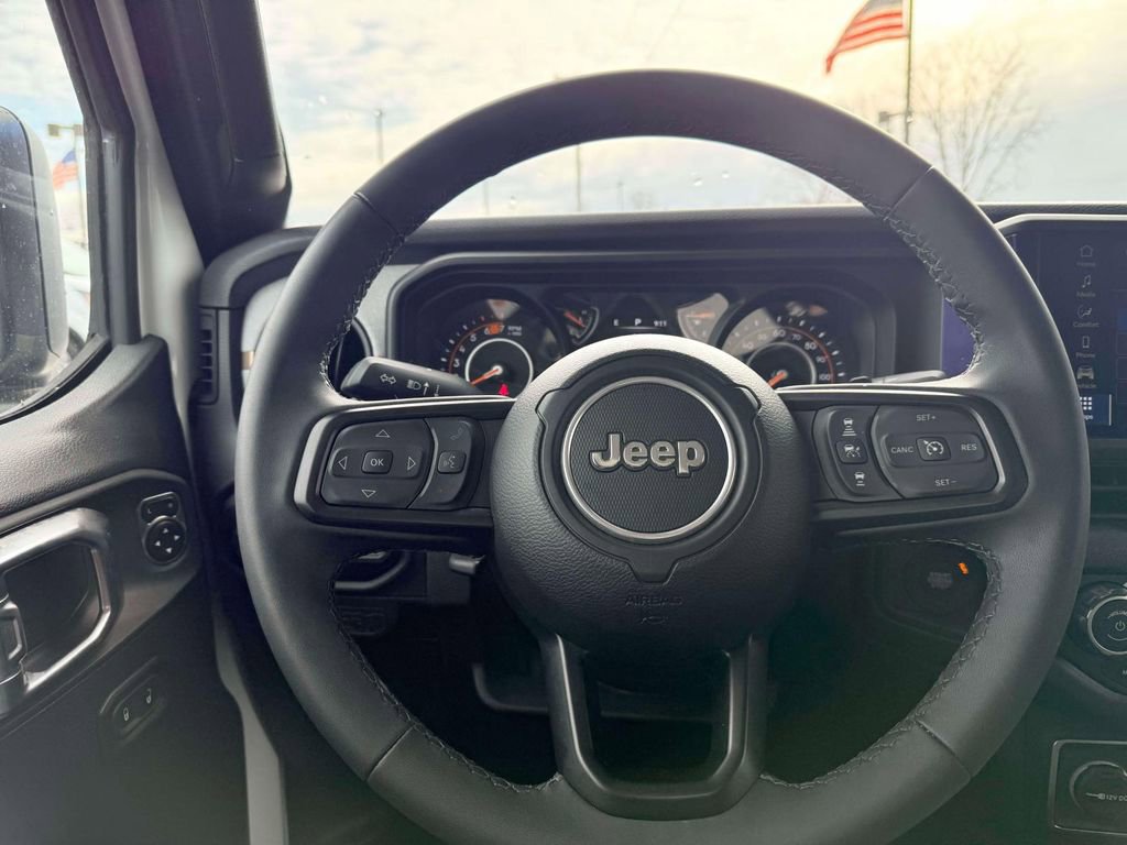 Used 2025 Jeep Wrangler Willys AWD/4WD image 15