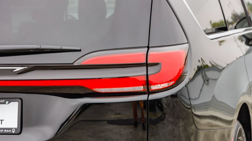 New 2027 Chrysler Pacifica Select FWD image 10