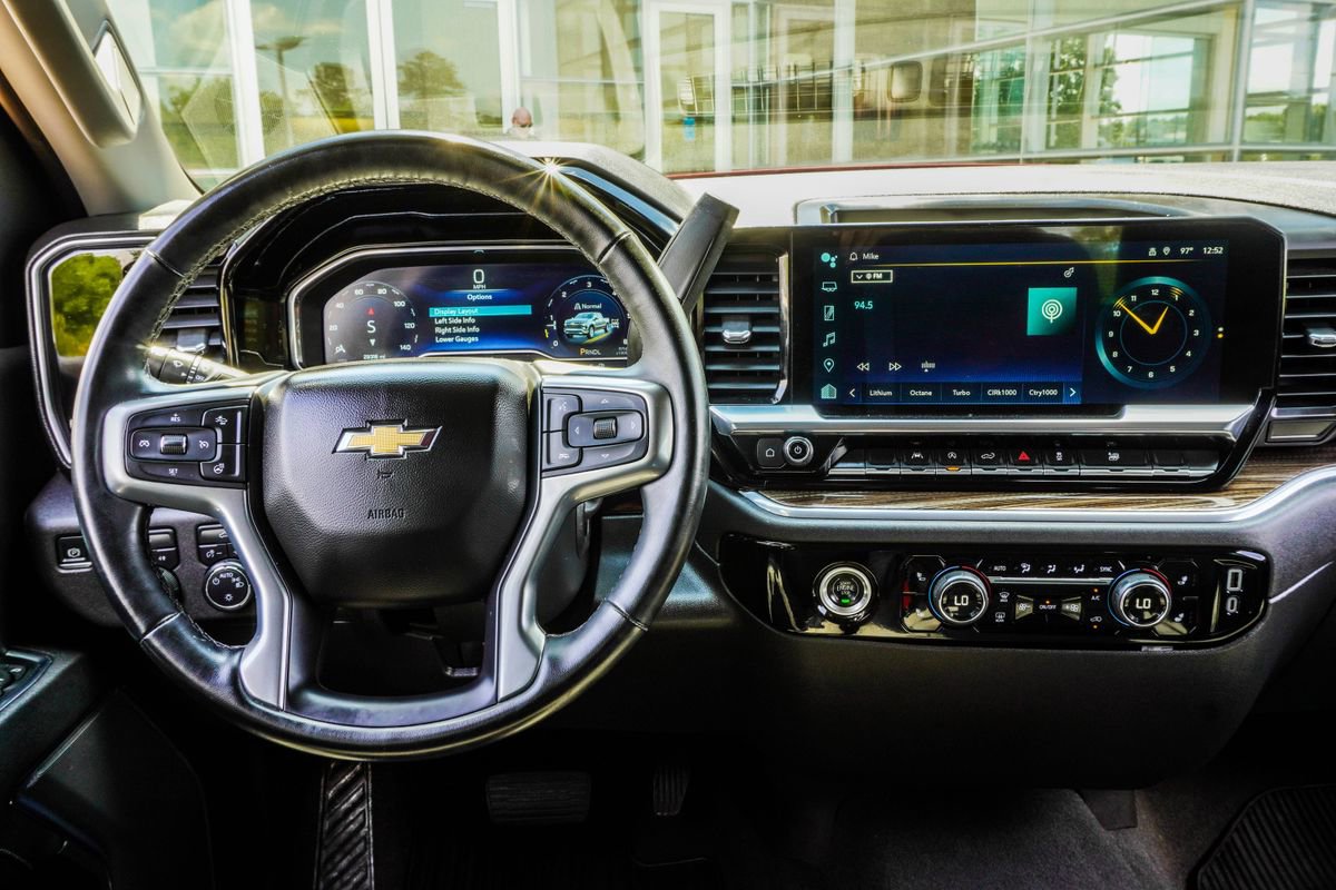 Used 2023 Chevrolet Silverado 1500 LT AWD/4WD image 17