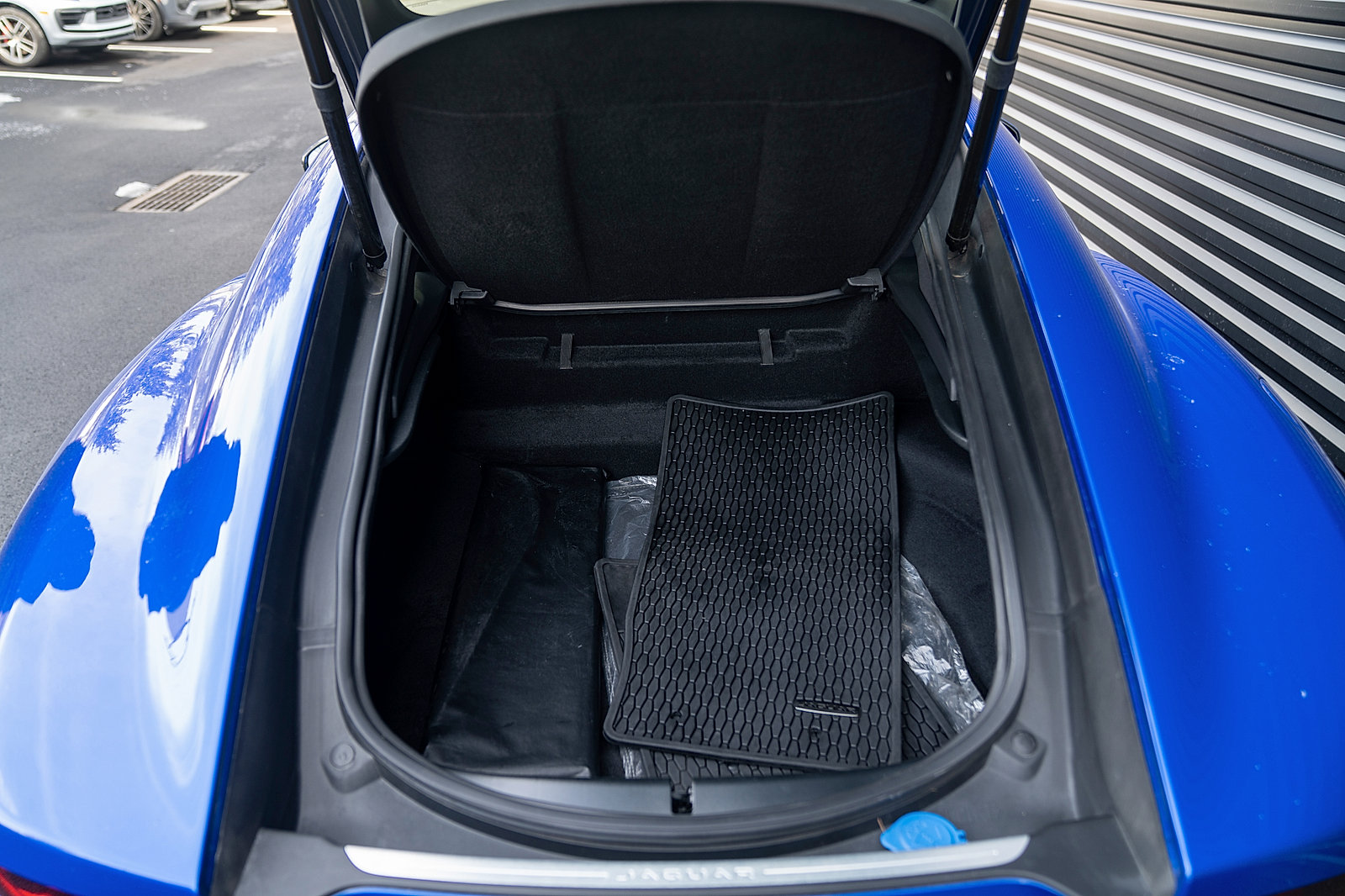 Used 2022 Jaguar F-TYPE R image 18