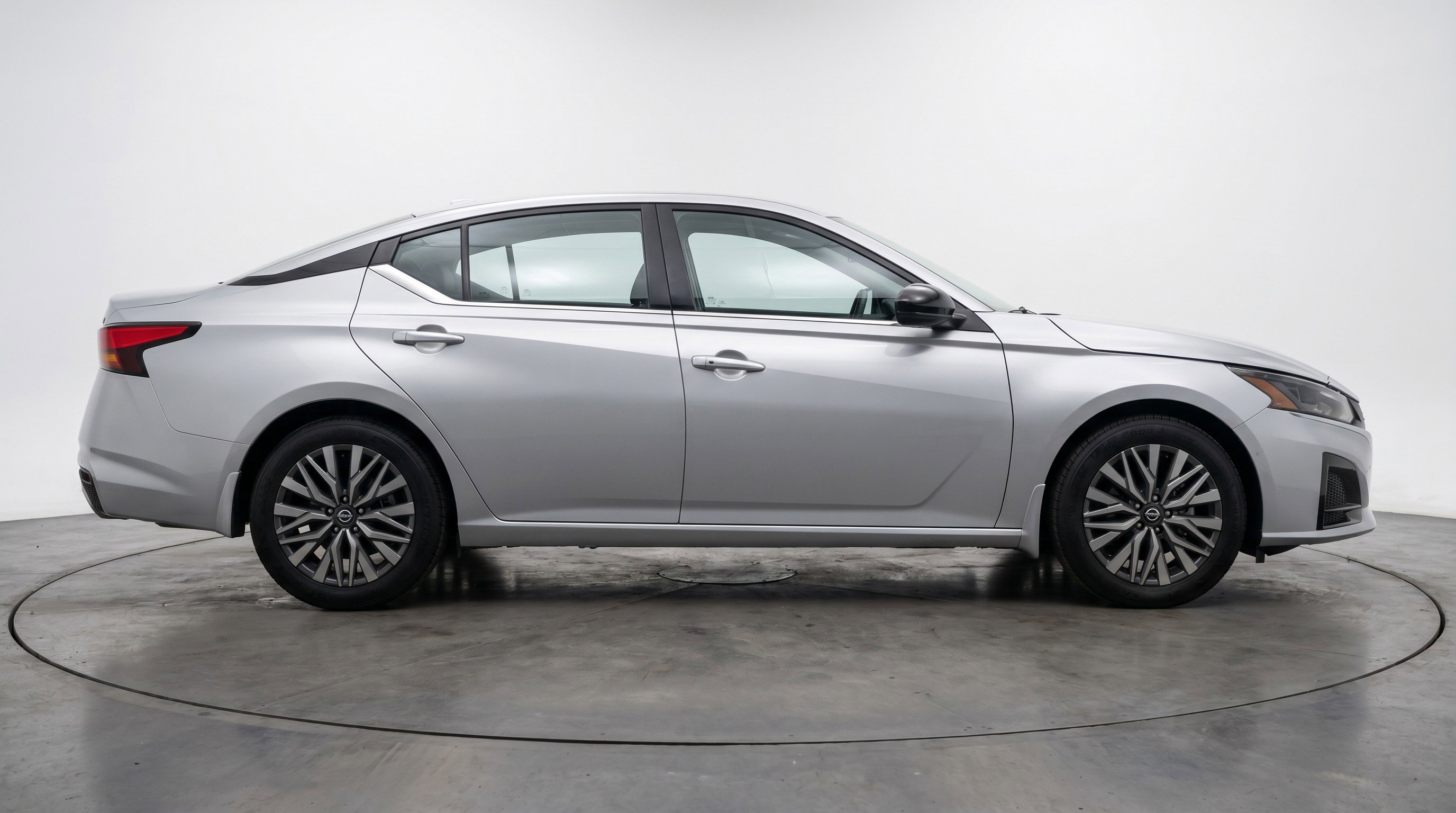Used 2025 Nissan Altima 2.5 SV FWD image 11