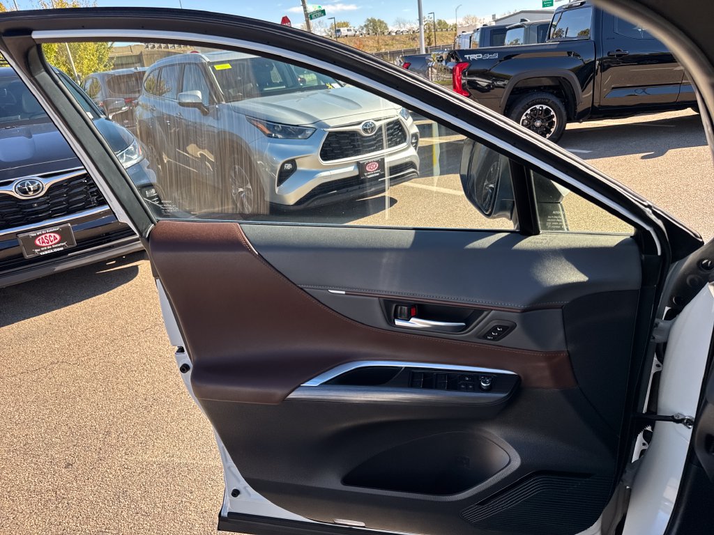 Used 2023 Toyota Venza XLE AWD/4WD image 34