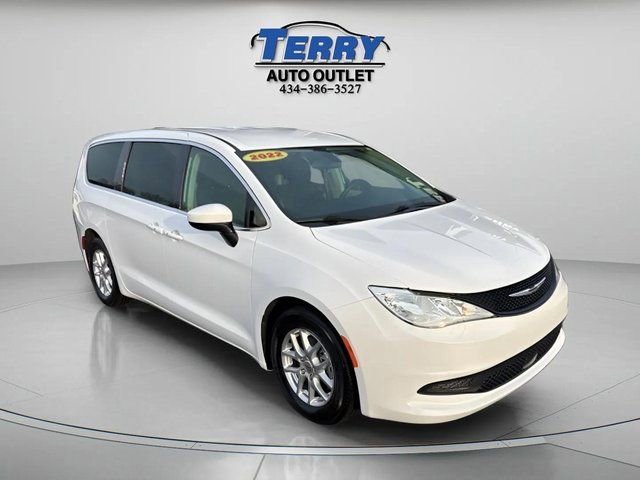 Used 2022 Chrysler Voyager LX image 2