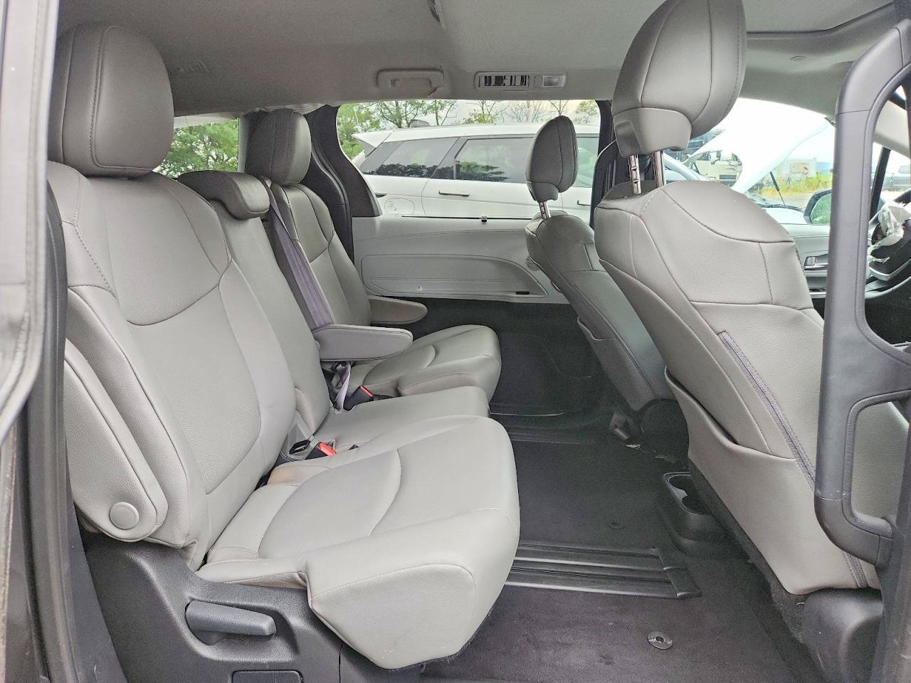 Used 2025 Toyota Sienna XLE FWD image 9
