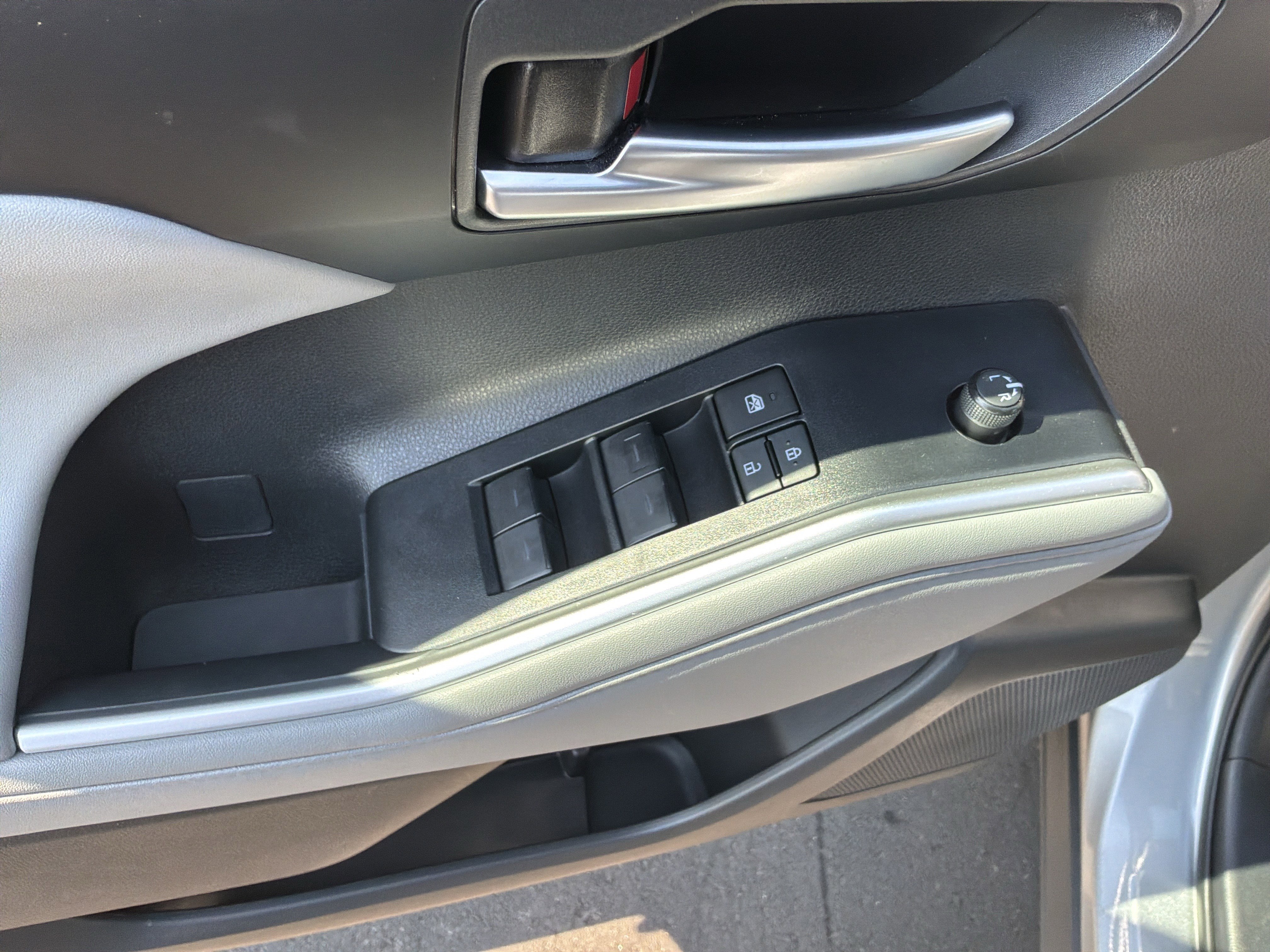 Used 2025 Toyota Highlander XLE AWD/4WD image 15