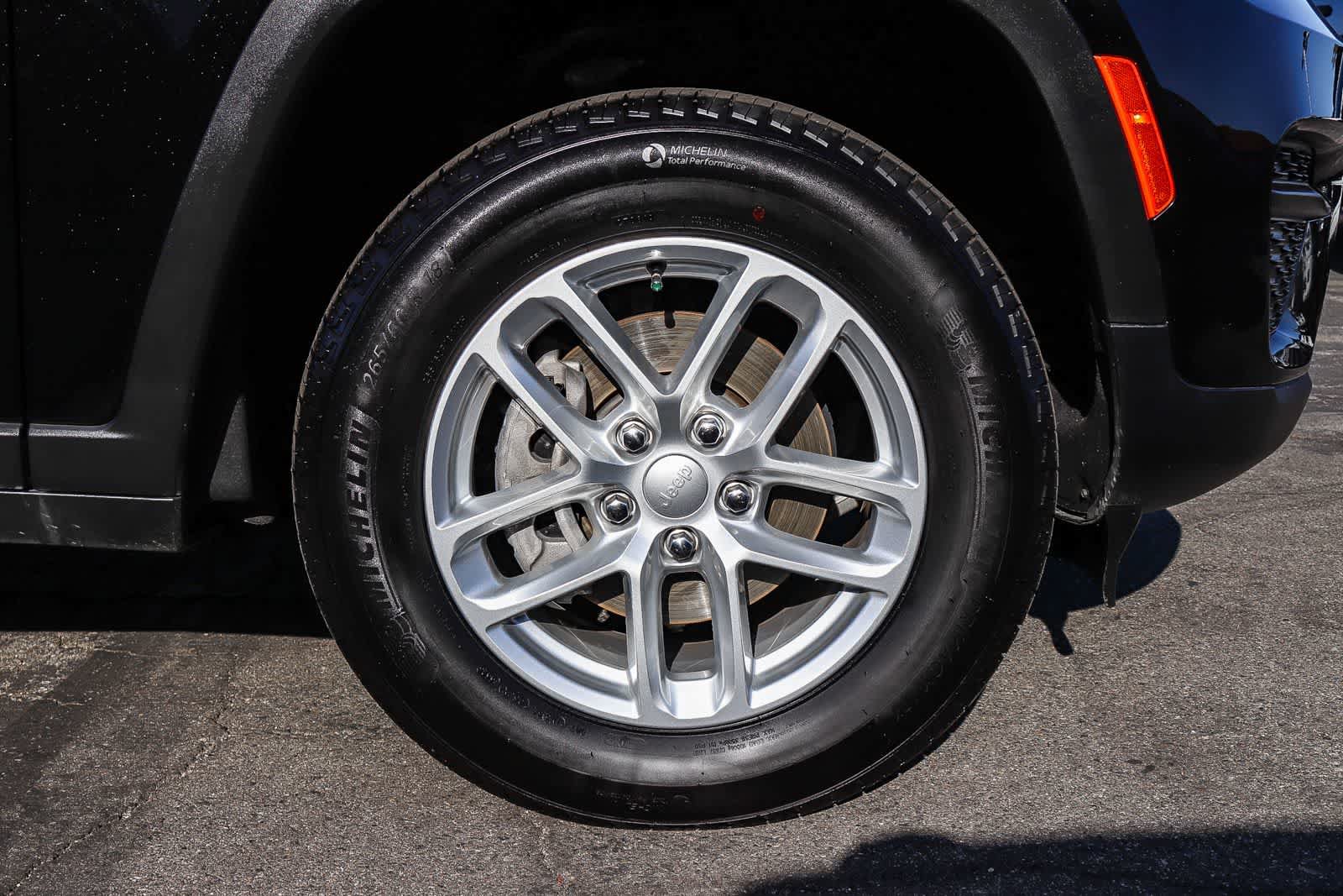 Used 2025 Jeep Grand Cherokee Laredo X RWD image 9