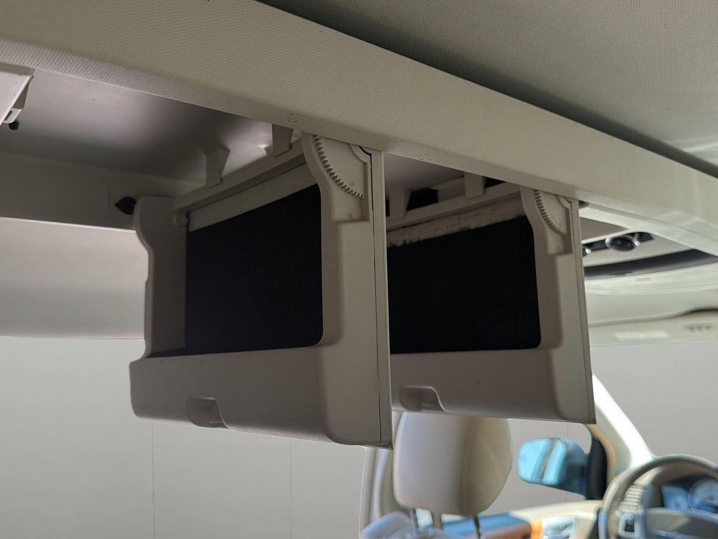 Used 2010 Chrysler Town & Country Limited w/ Entertainment Group #3 FWD image 29