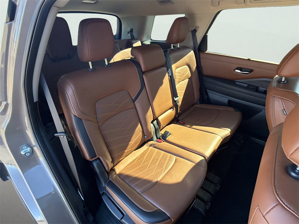 Used 2023 Nissan Pathfinder Platinum w/ Cargo Package image 10