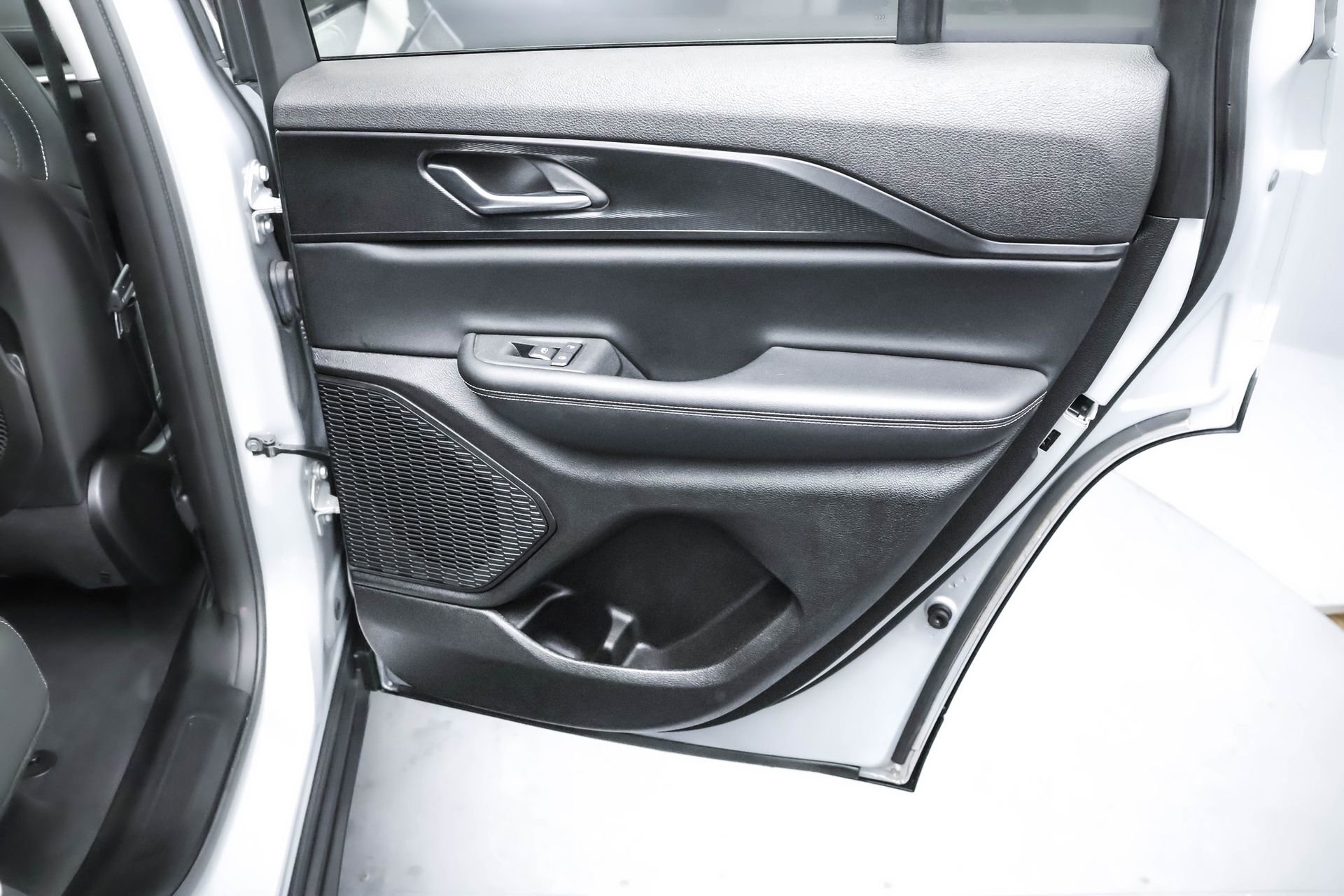 Used 2023 Jeep Grand Cherokee Laredo X image 32