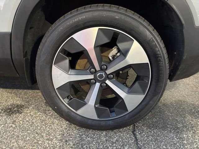 Used 2025 Volvo XC40 B5 Plus image 10