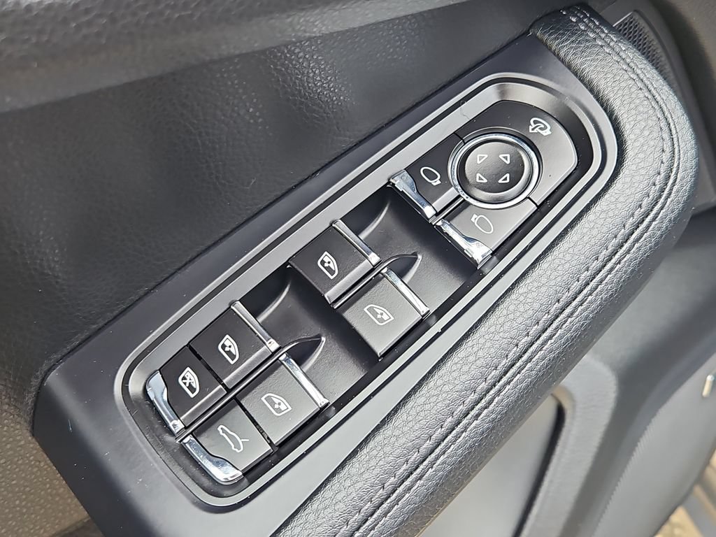 Certified 2026 Porsche Macan AWD/4WD image 32