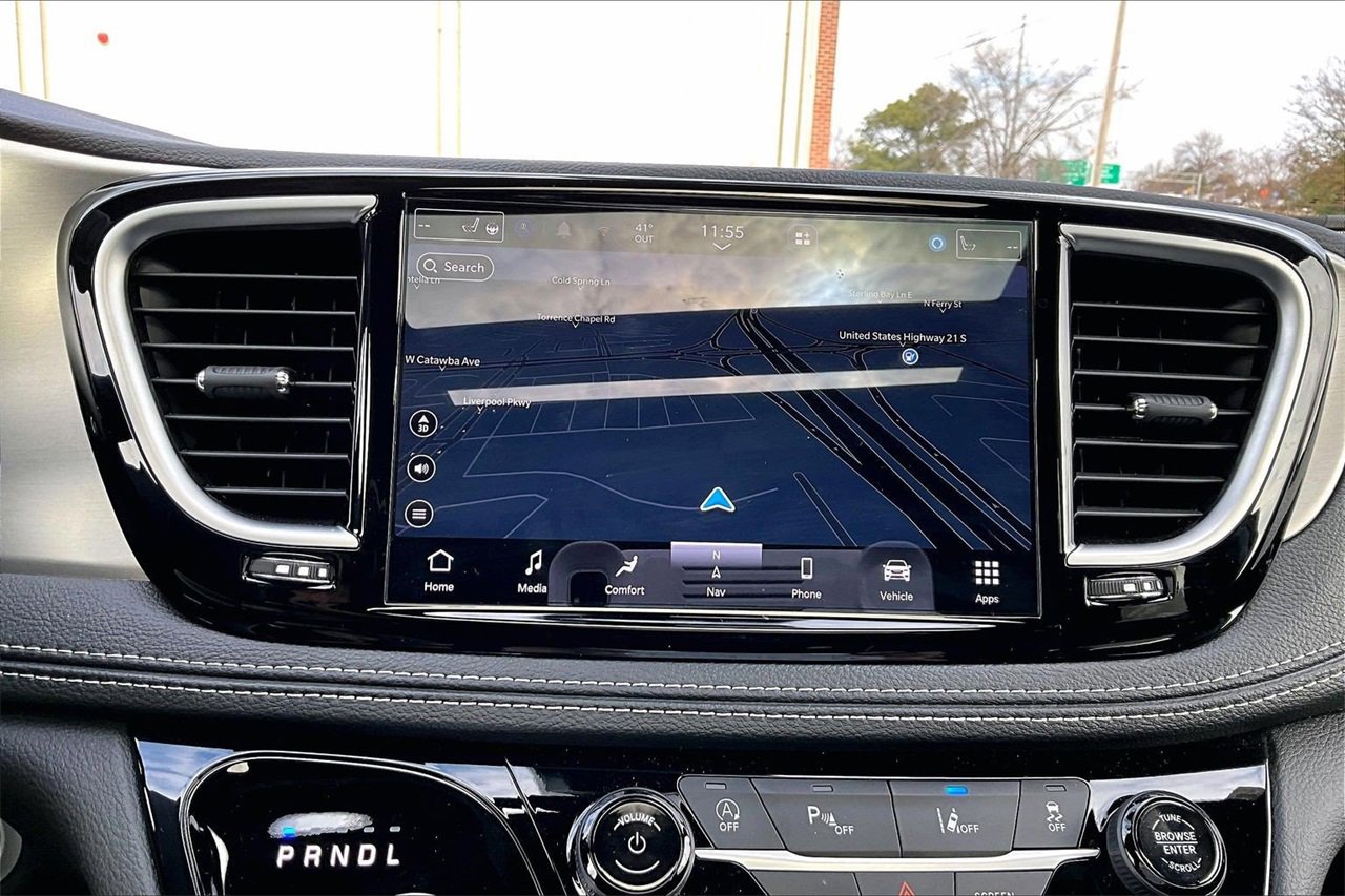 Used 2023 Chrysler Pacifica Limited w/ S Appearance Package image 12