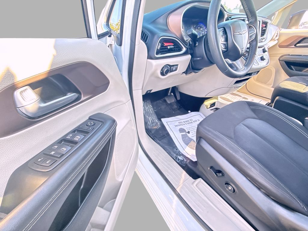 Used 2024 Chrysler Voyager LX FWD image 15