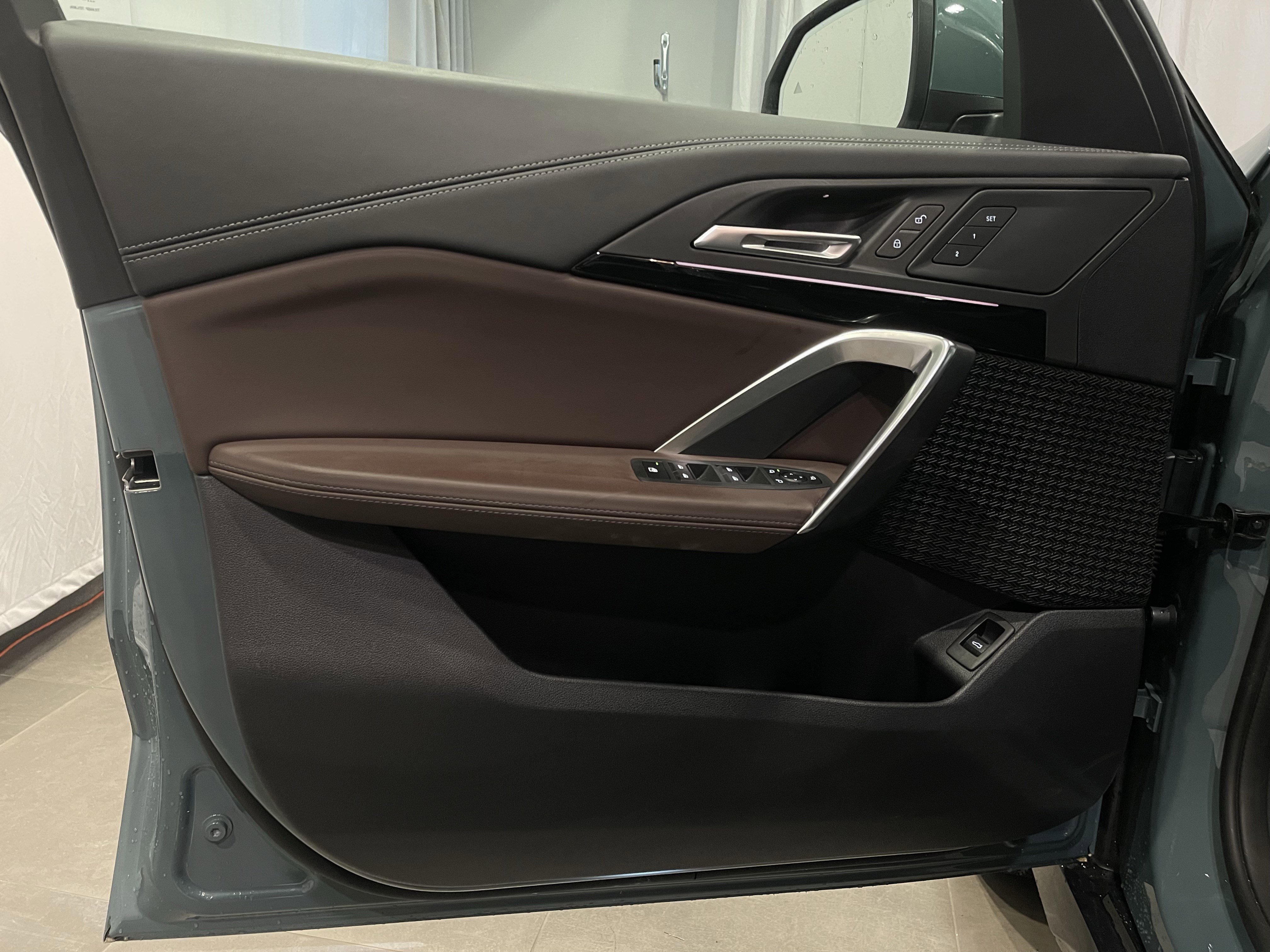 Used 2025 BMW X1 xDrive28i w/ Technology Package image 12