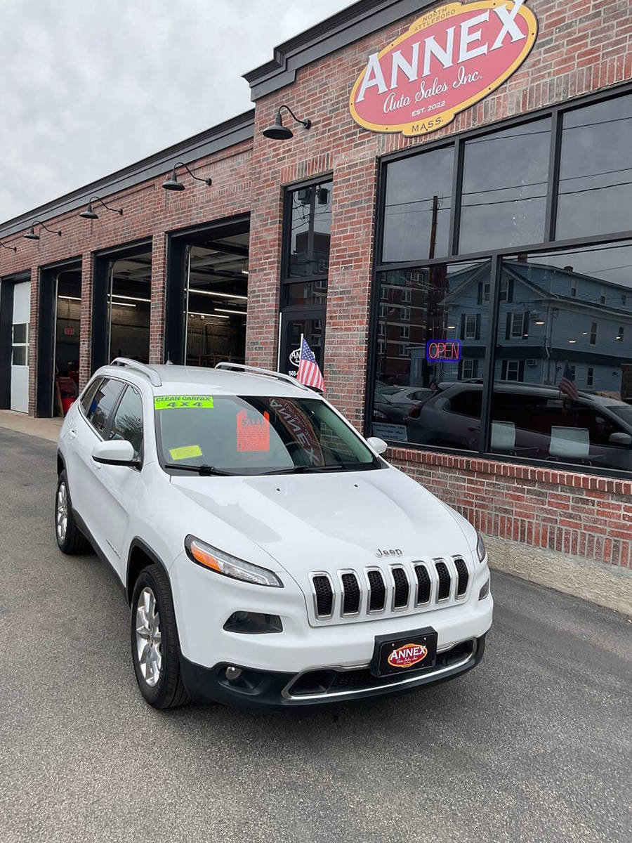 Used 2017 Jeep Cherokee Limited image 2