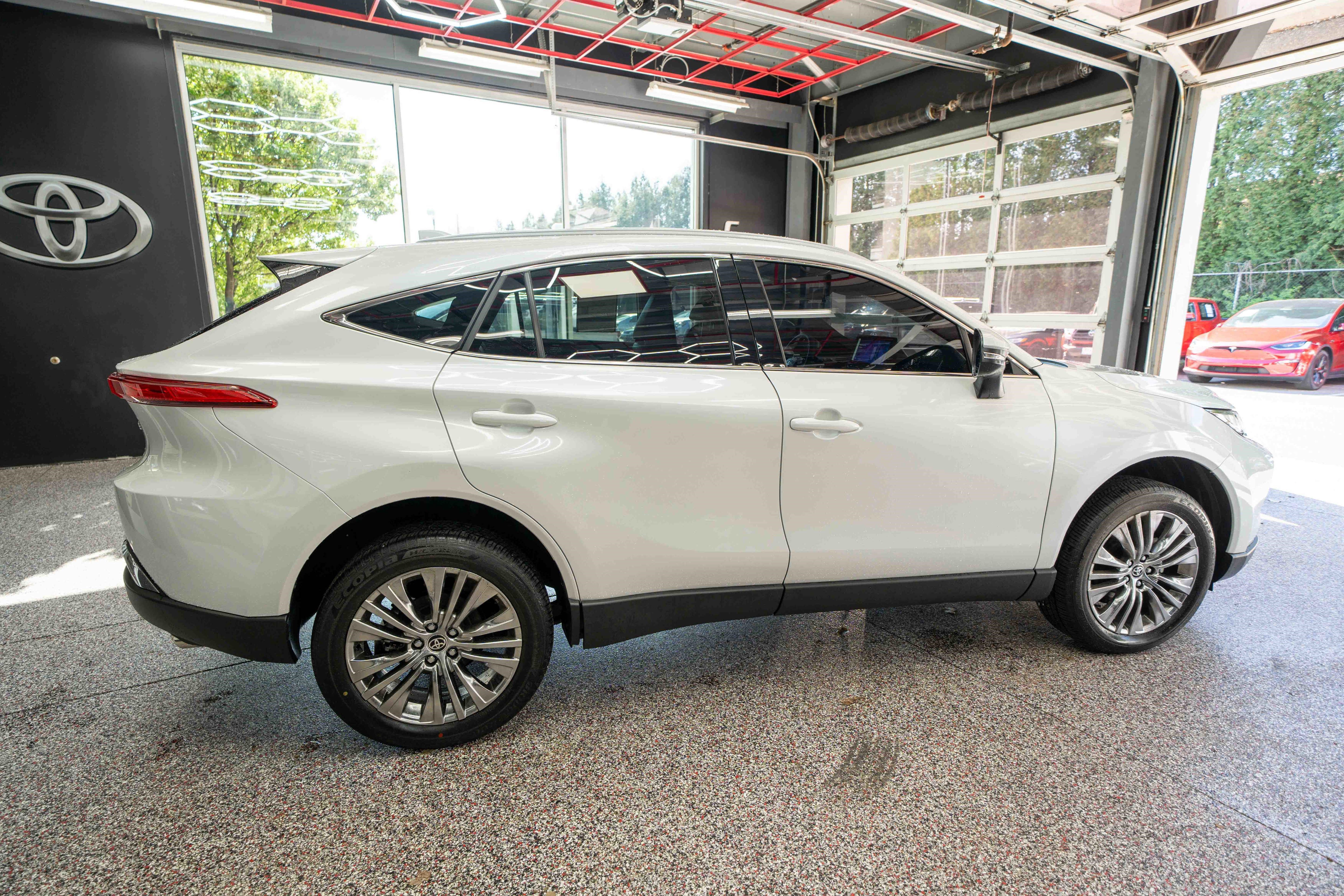 Used 2024 Toyota Venza XLE AWD/4WD image 4