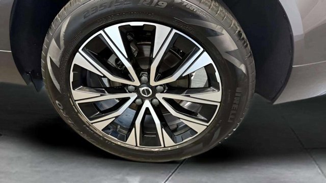 Used 2025 Volvo XC60 B5 Plus image 14