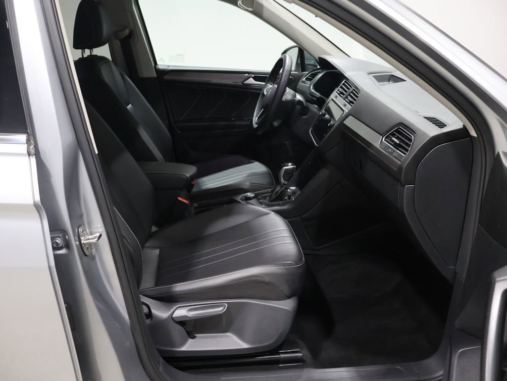 Used 2024 Volkswagen Tiguan SE image 21