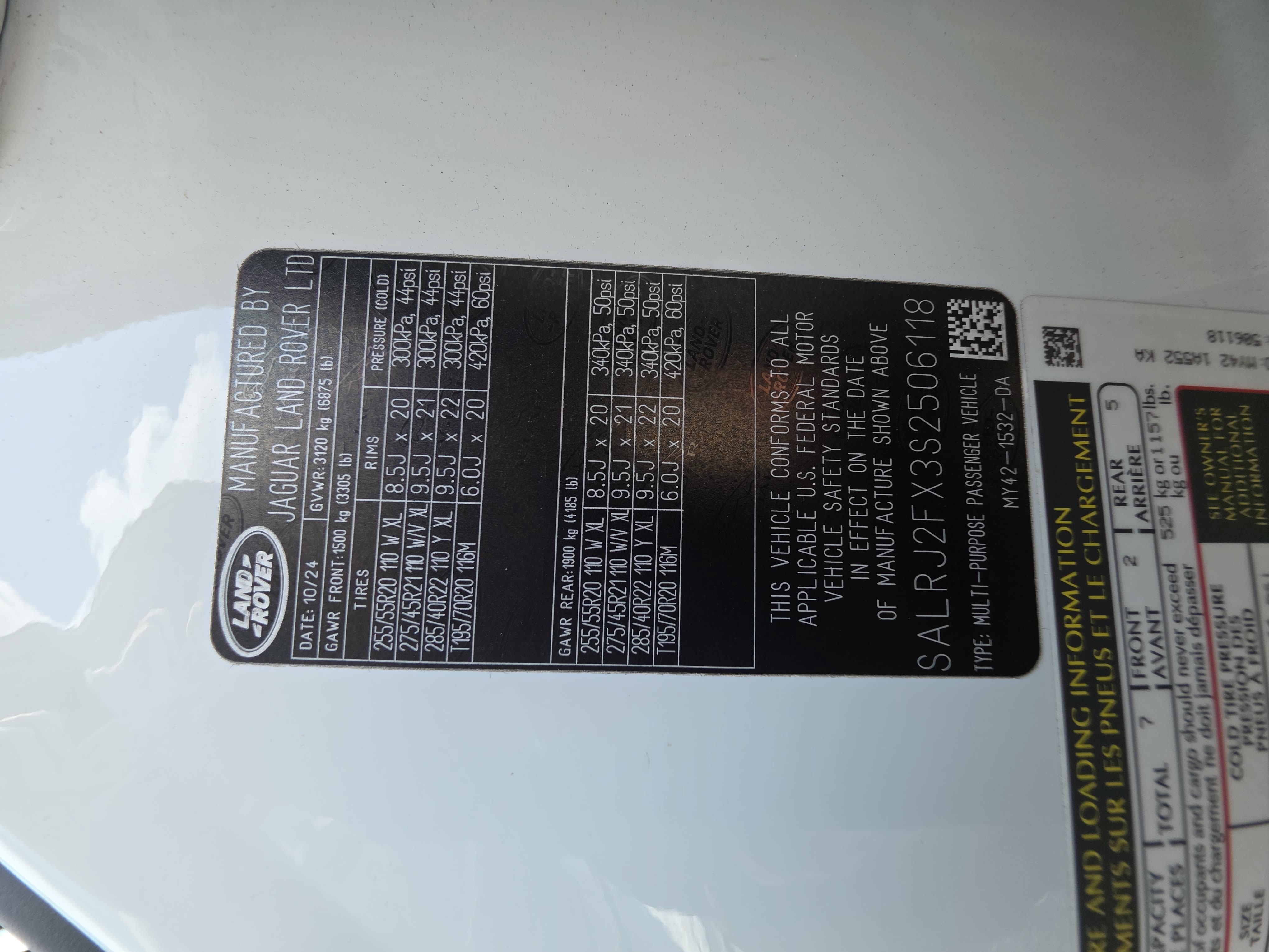 Certified 2025 Land Rover Discovery S AWD/4WD image 38