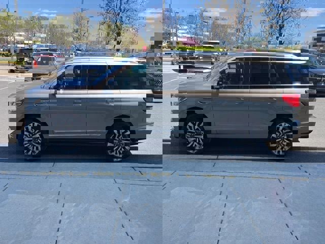 Used 2019 Lincoln Navigator Reserve image 4