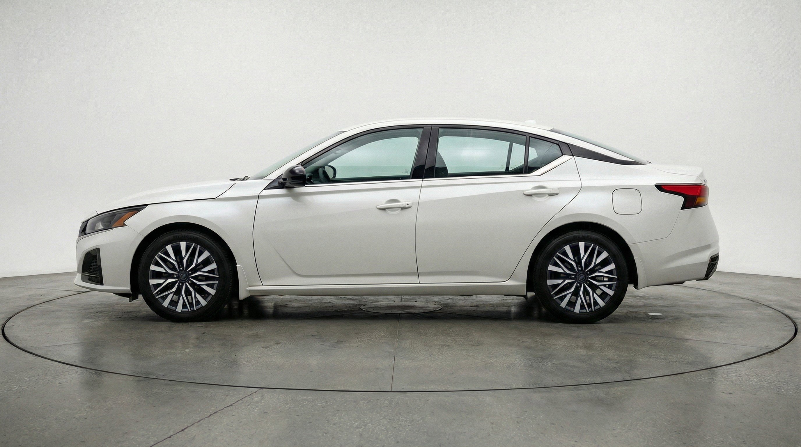 Used 2025 Nissan Altima 2.5 SV image 5