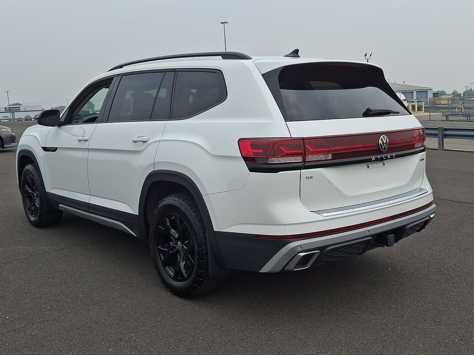 Used 2024 Volkswagen Atlas Peak Edition SE AWD/4WD image 4