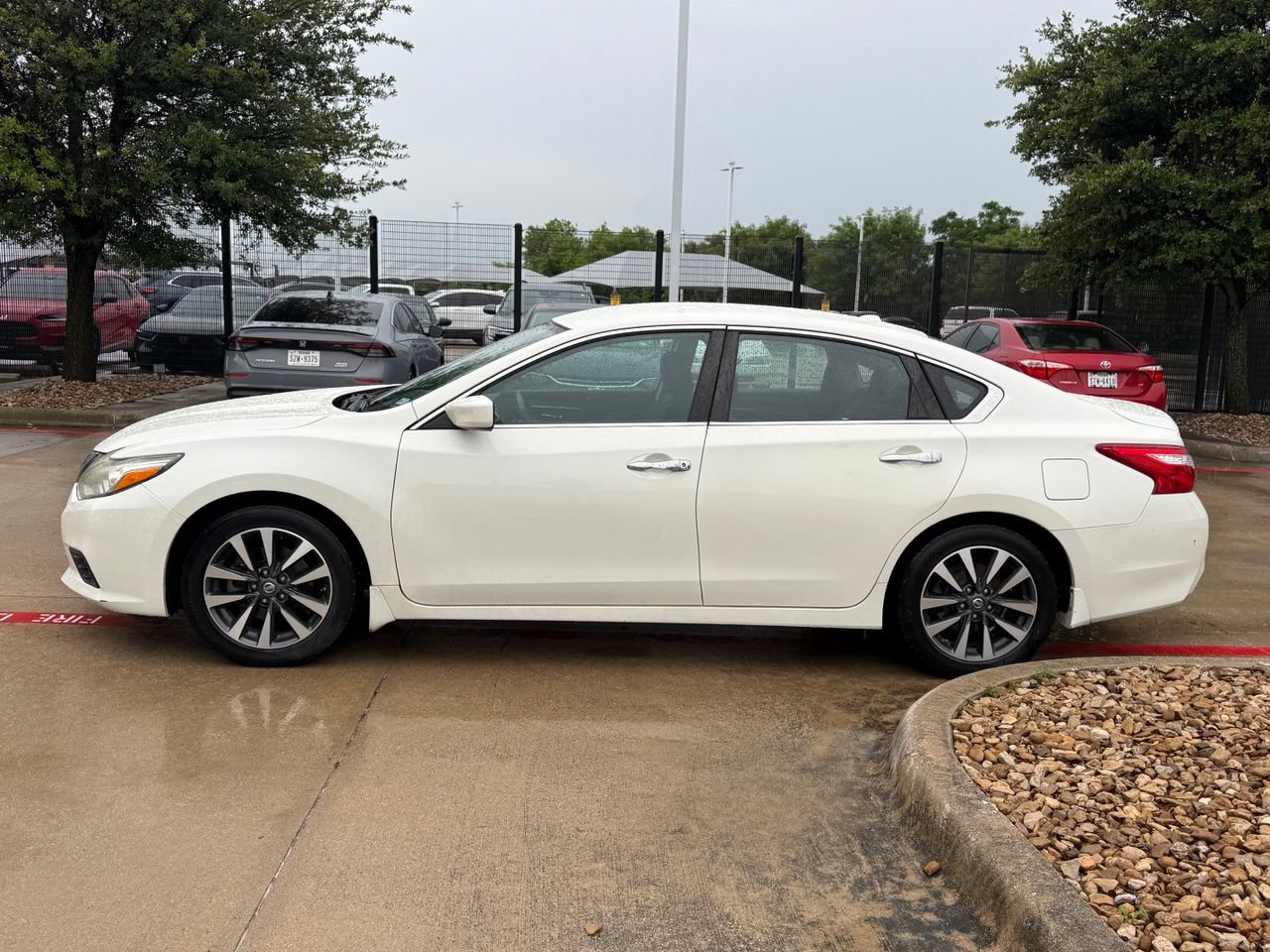 Used 2016 Nissan Altima 2.5 SV FWD image 2