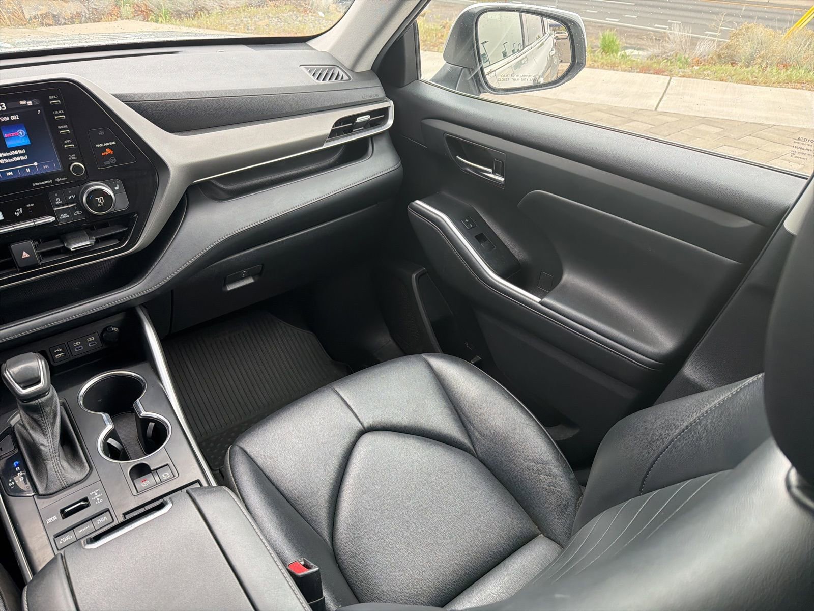 Used 2022 Toyota Highlander XLE AWD/4WD image 13