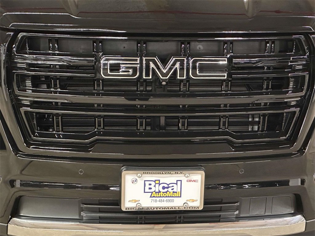 Used 2024 GMC Yukon SLT w/ SLT Luxury Package image 8