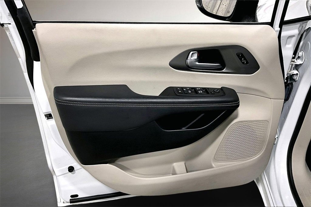 Used 2023 Chrysler Pacifica Touring-L image 21