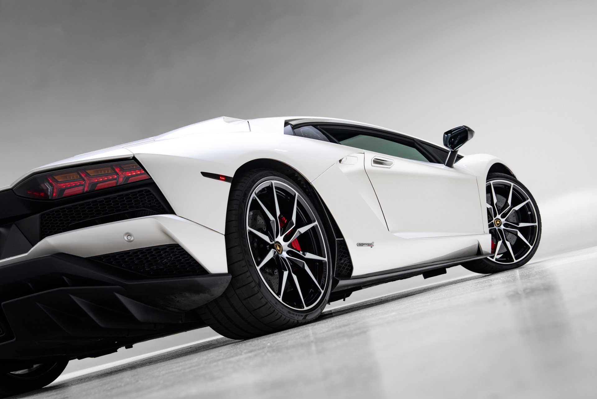 Used 2017 Lamborghini Aventador S image 4