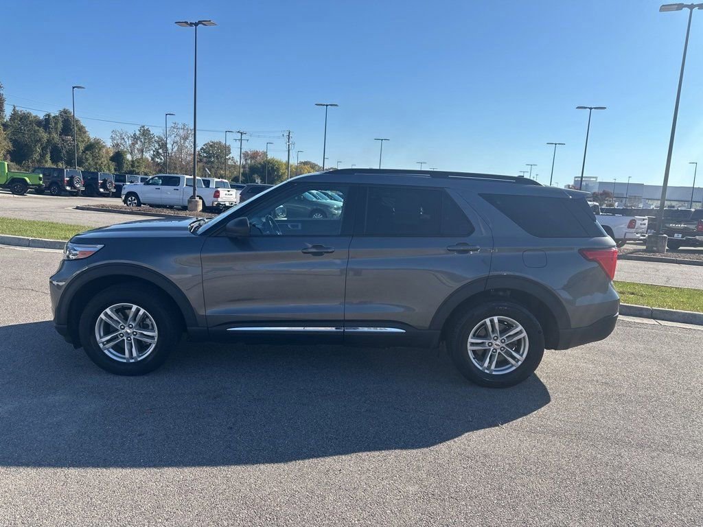 Used 2022 Ford Explorer XLT image 2