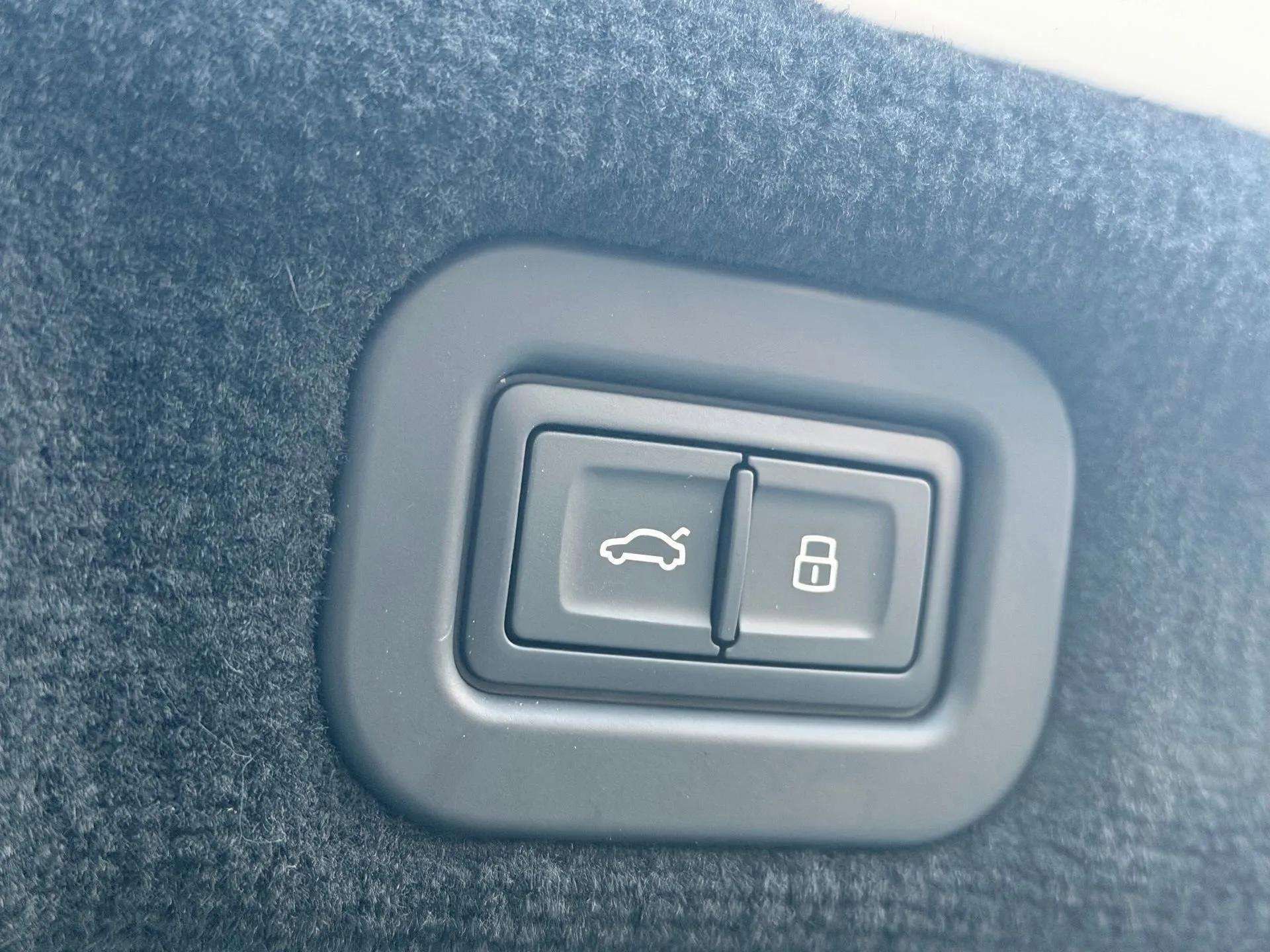 Used 2024 Bentley Flying Spur V8 image 53