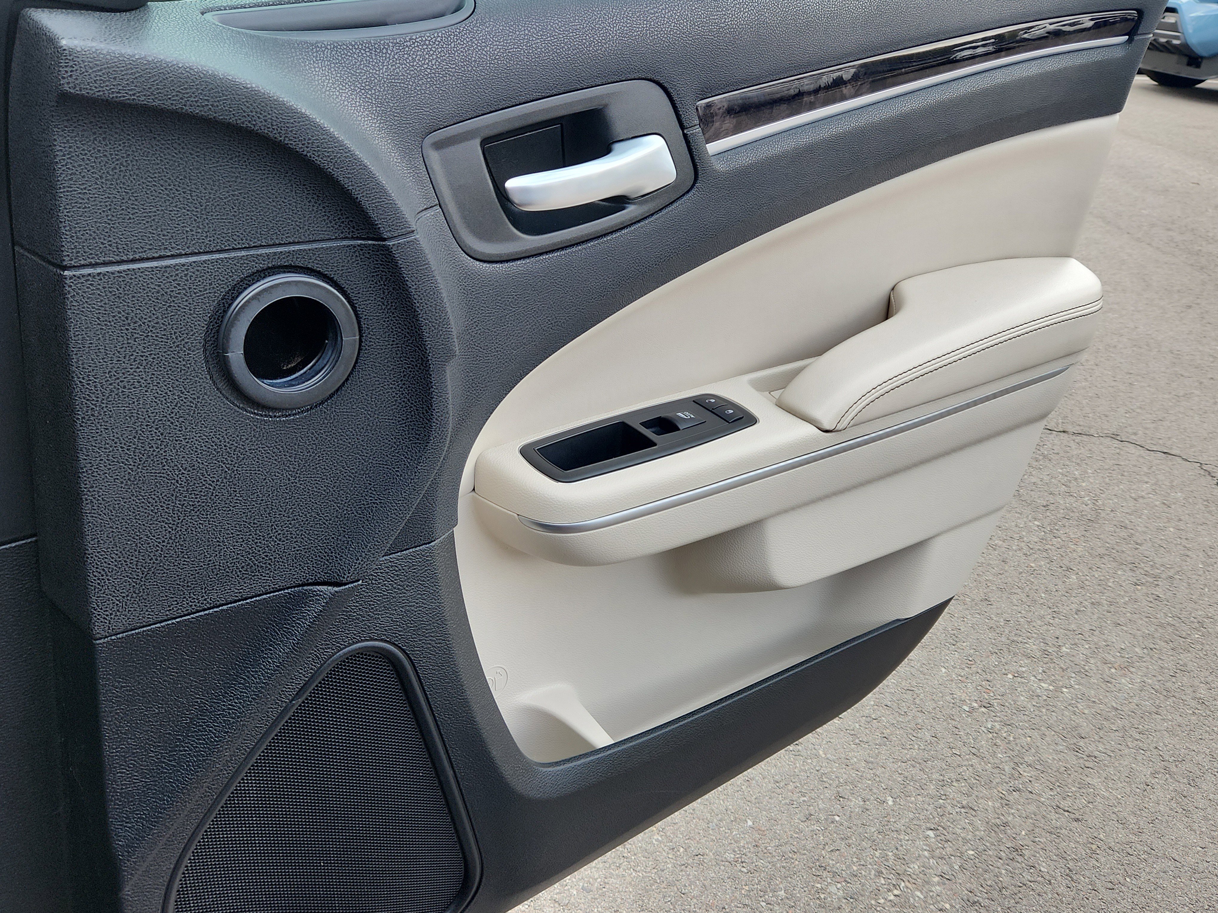 Used 2018 Chrysler 300 Limited image 15