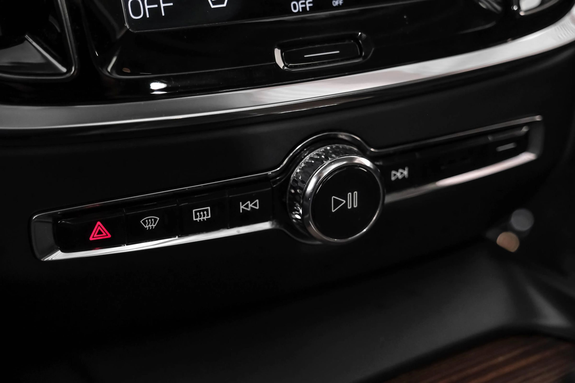 Used 2021 Volvo V60 T5 Momentum w/ Climate Package image 26