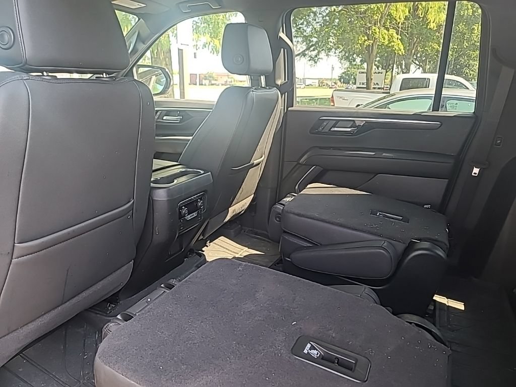 Used 2025 Chevrolet Suburban LT w/ Comfort Package AWD/4WD image 18