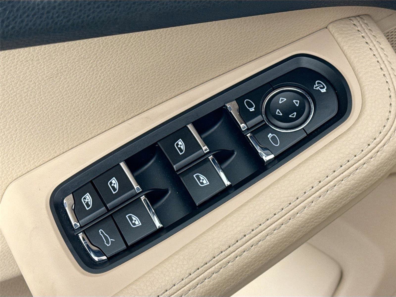 Used 2024 Porsche Macan T w/ Premium Plus Package image 27