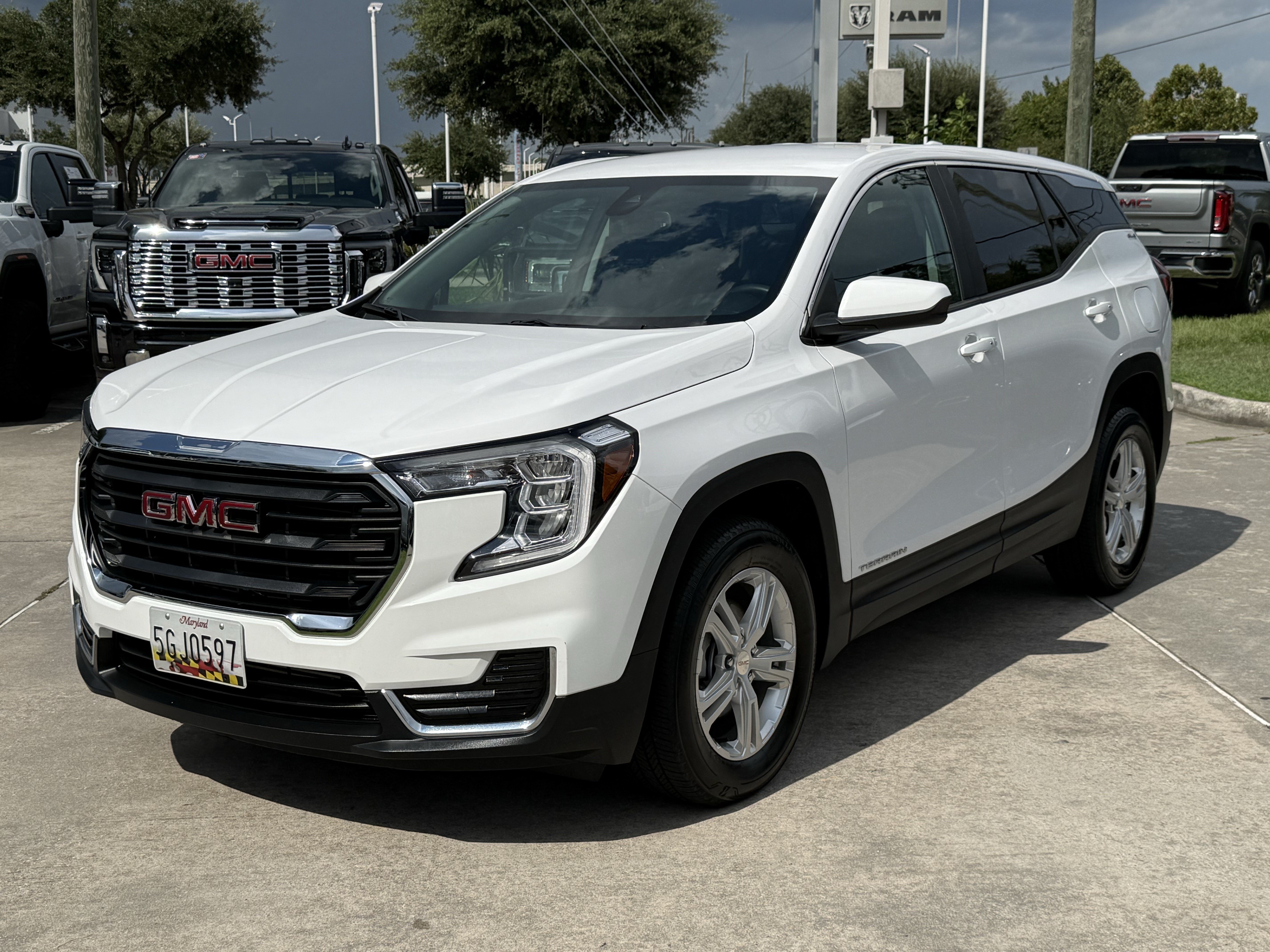 Used 2024 GMC Terrain SLE AWD/4WD image 9