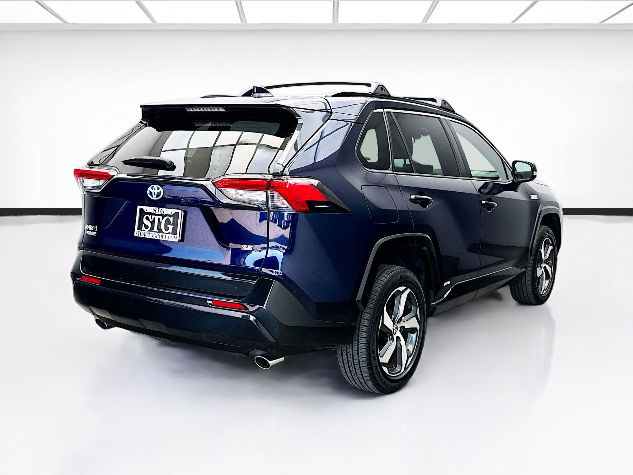 Used 2021 Toyota RAV4 SE w/ Weather & Moonroof Package AWD/4WD image 4