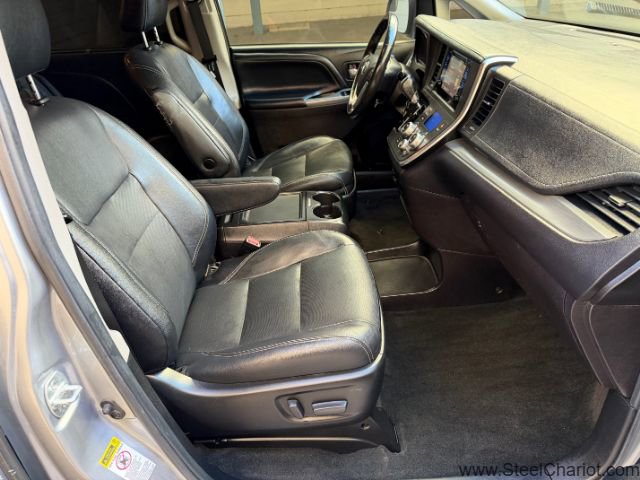 Used 2017 Toyota Sienna SE w/ Protection Package image 18